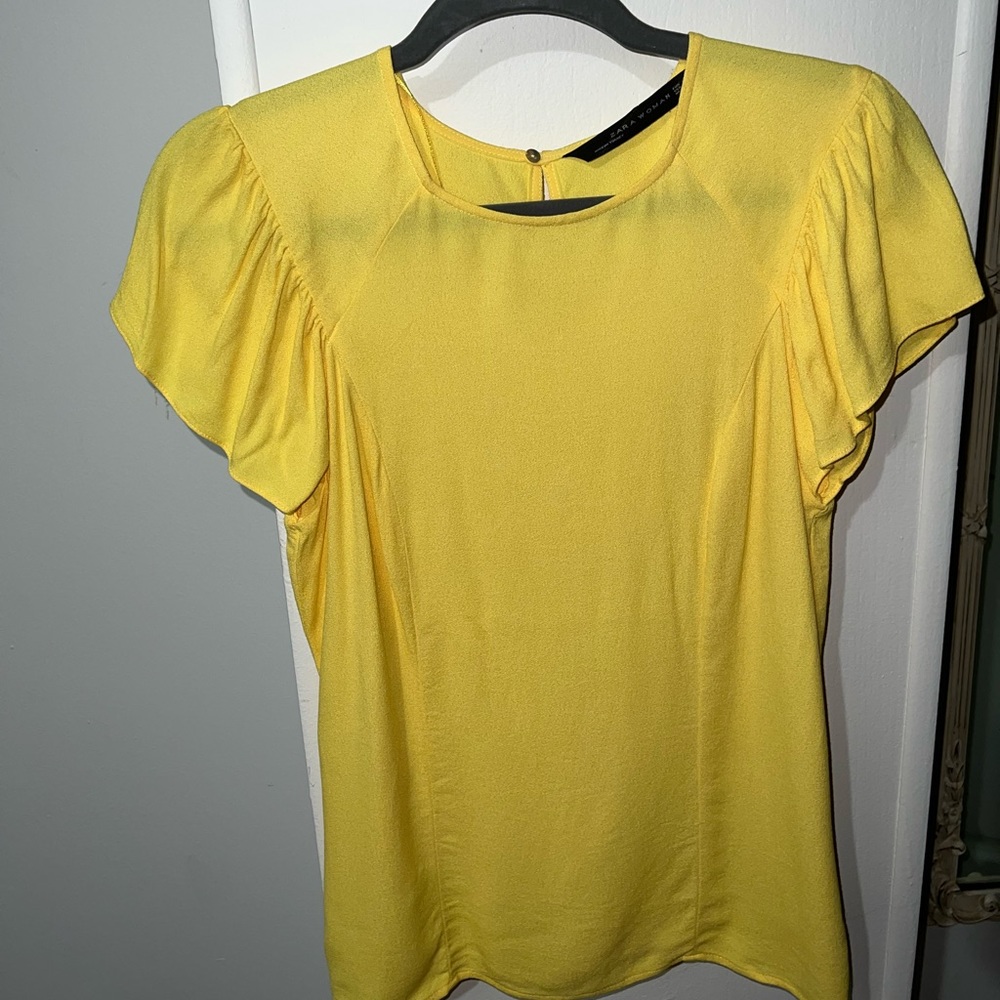 Yellow top. Zara. Size M.